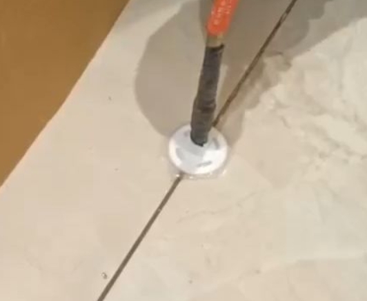 孝感市瓷砖空鼓维修公司专业解答瓷砖在铺贴过程中，如果没有涂抹均匀到位的粘结材料（如水泥砂浆或瓷砖胶），可能会导致以下问题