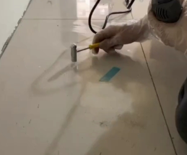 孝感市瓷砖开裂维修公司专业分享瓷砖在铺贴前如果没有沥干水分，将会导致以下问题